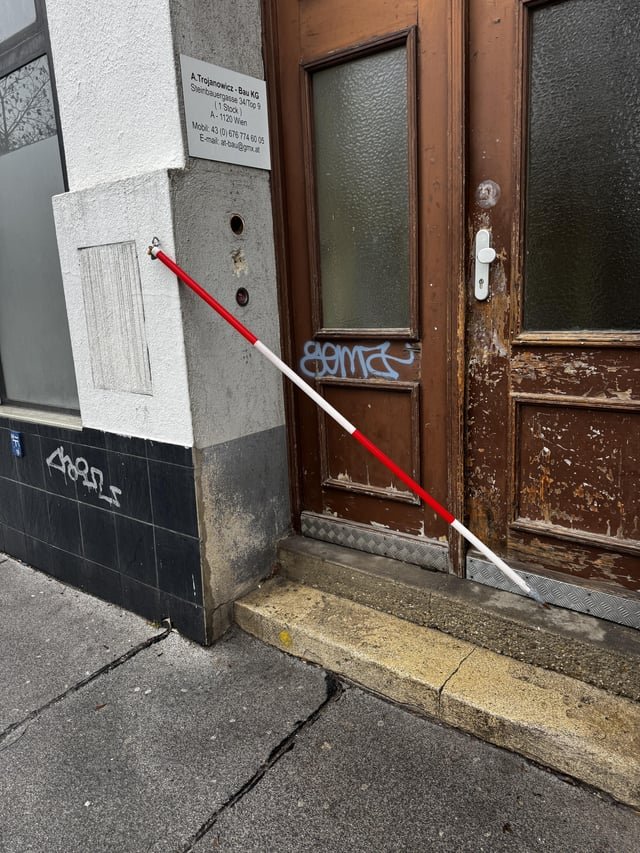 Red and white striped pointy ended Sticks attached to walls in Vienna?